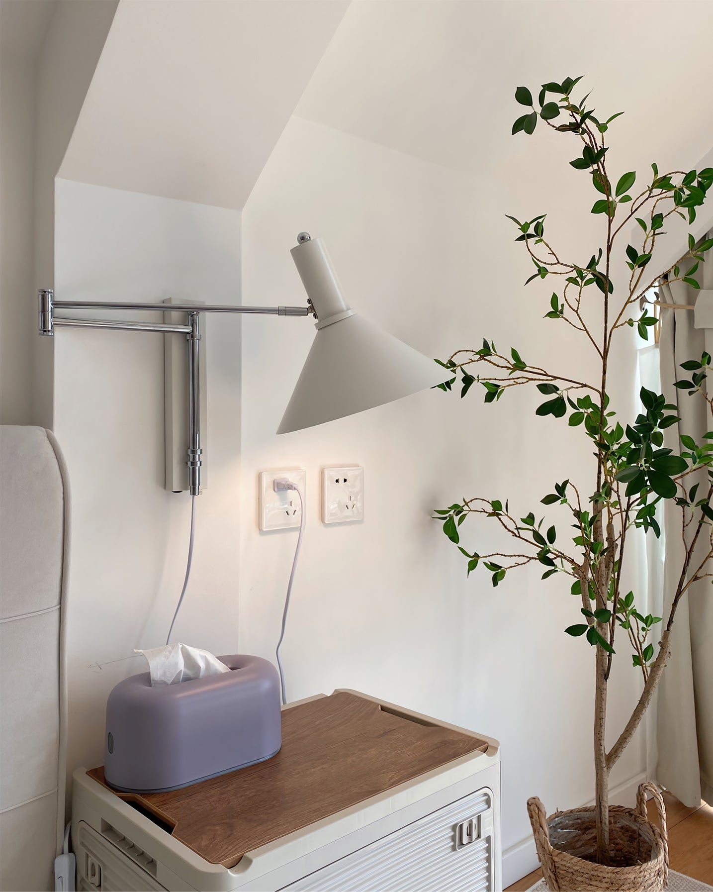 Anvia Plug In Wall Lamp