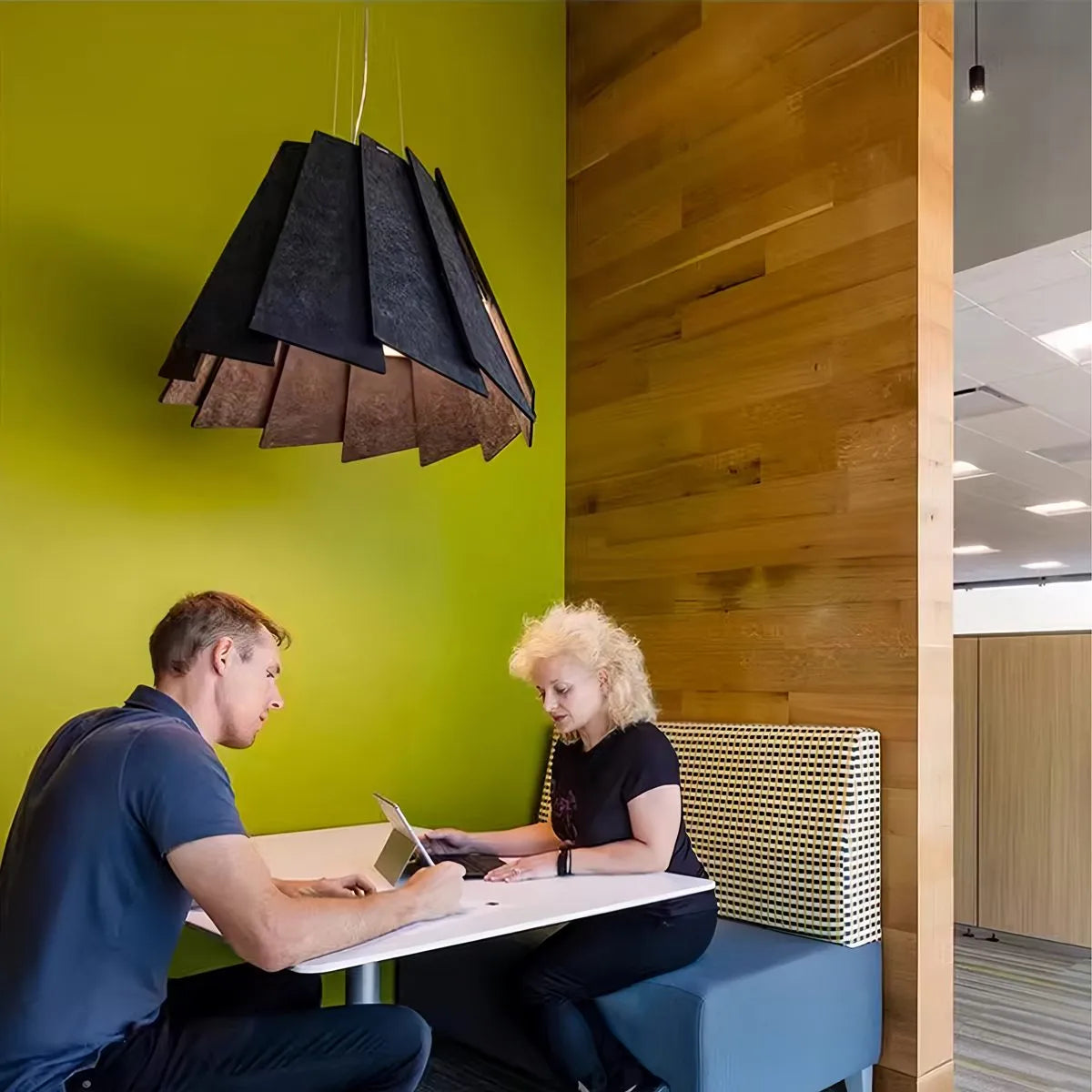 RotatingLeafAcousticPendantLight